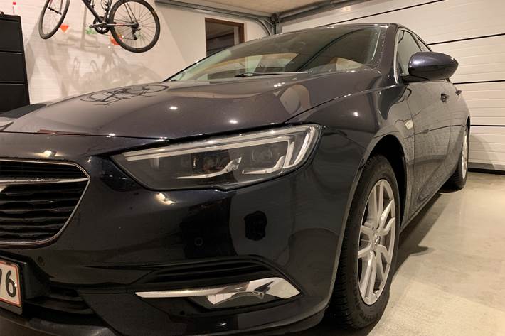 Blå Opel Insignia fra 2018