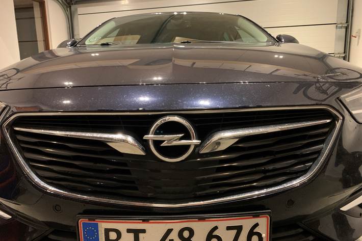 Blå Opel Insignia fra 2018