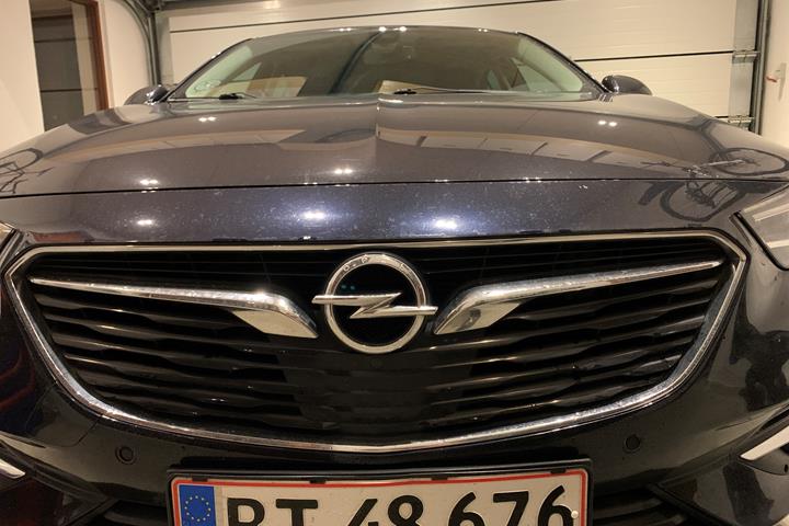 Blå Opel Insignia fra 2018