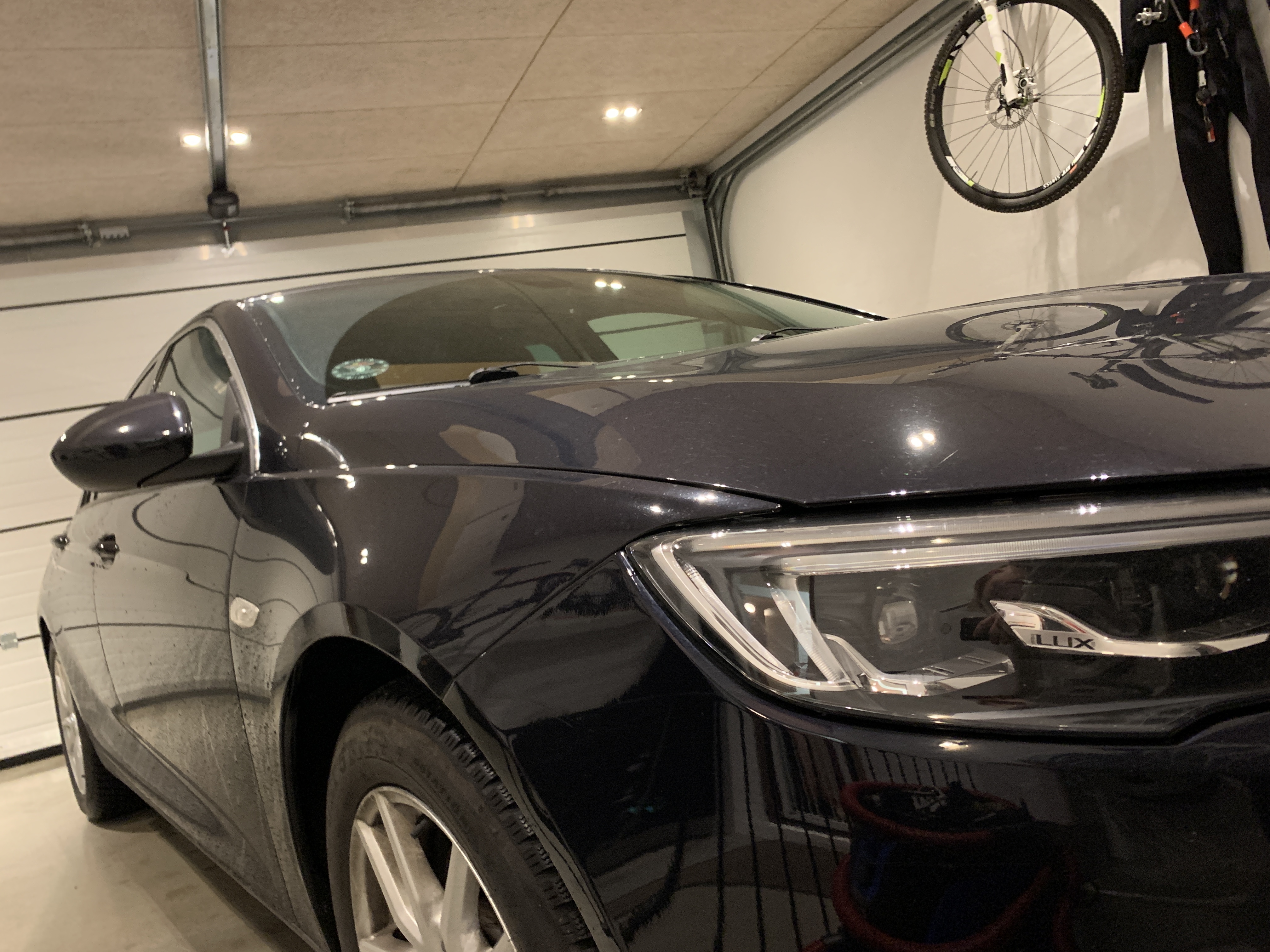 Blå Opel Insignia fra 2018