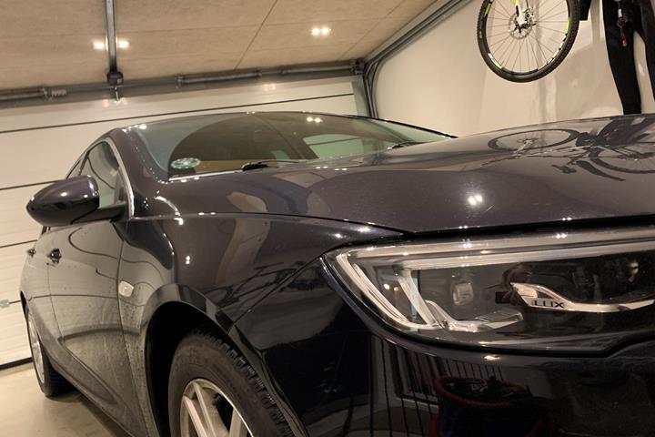Blå Opel Insignia fra 2018