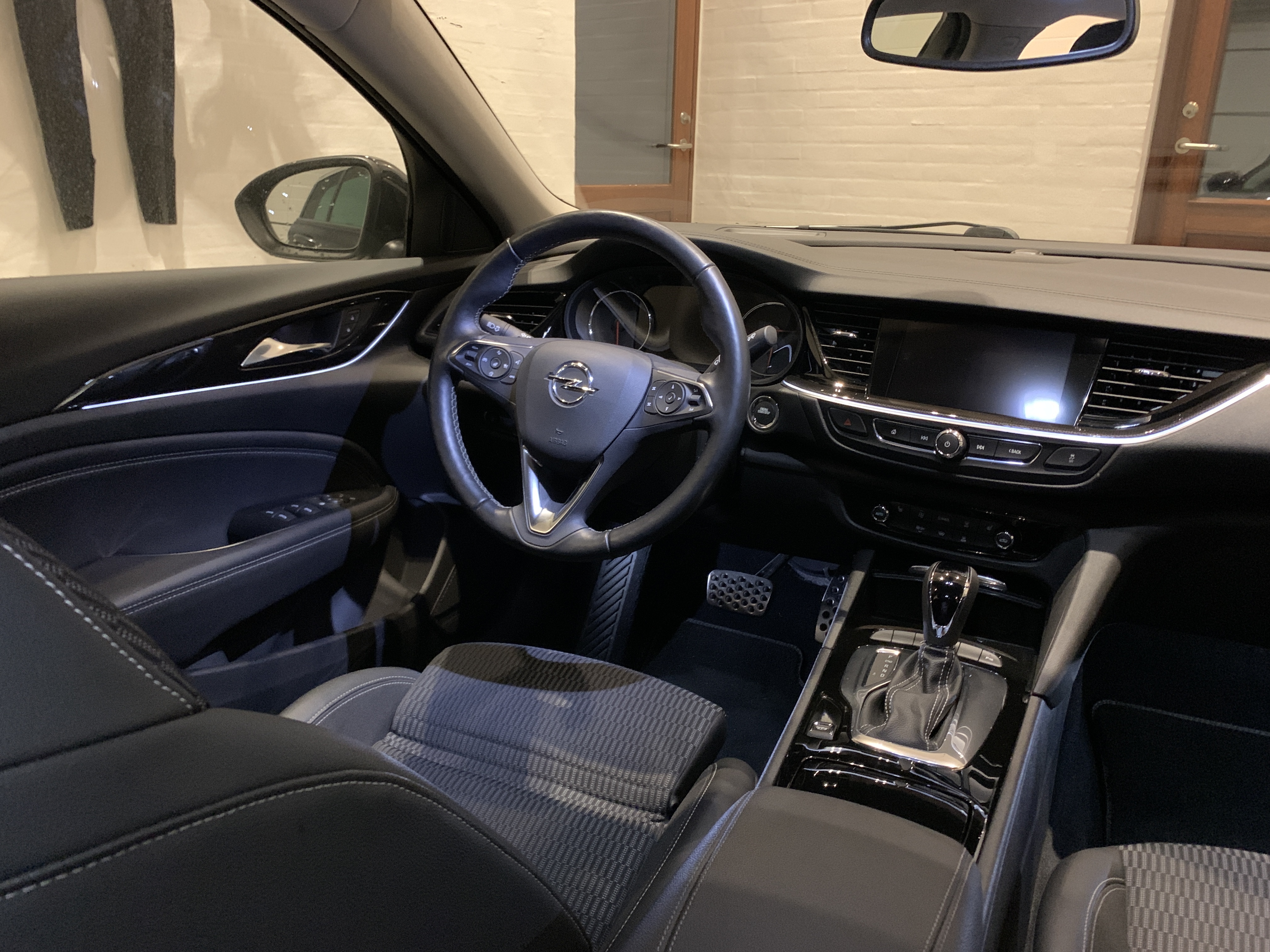 Blå Opel Insignia fra 2018