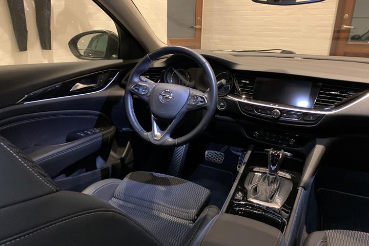 Blå Opel Insignia fra 2018