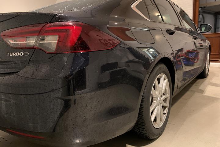Blå Opel Insignia fra 2018