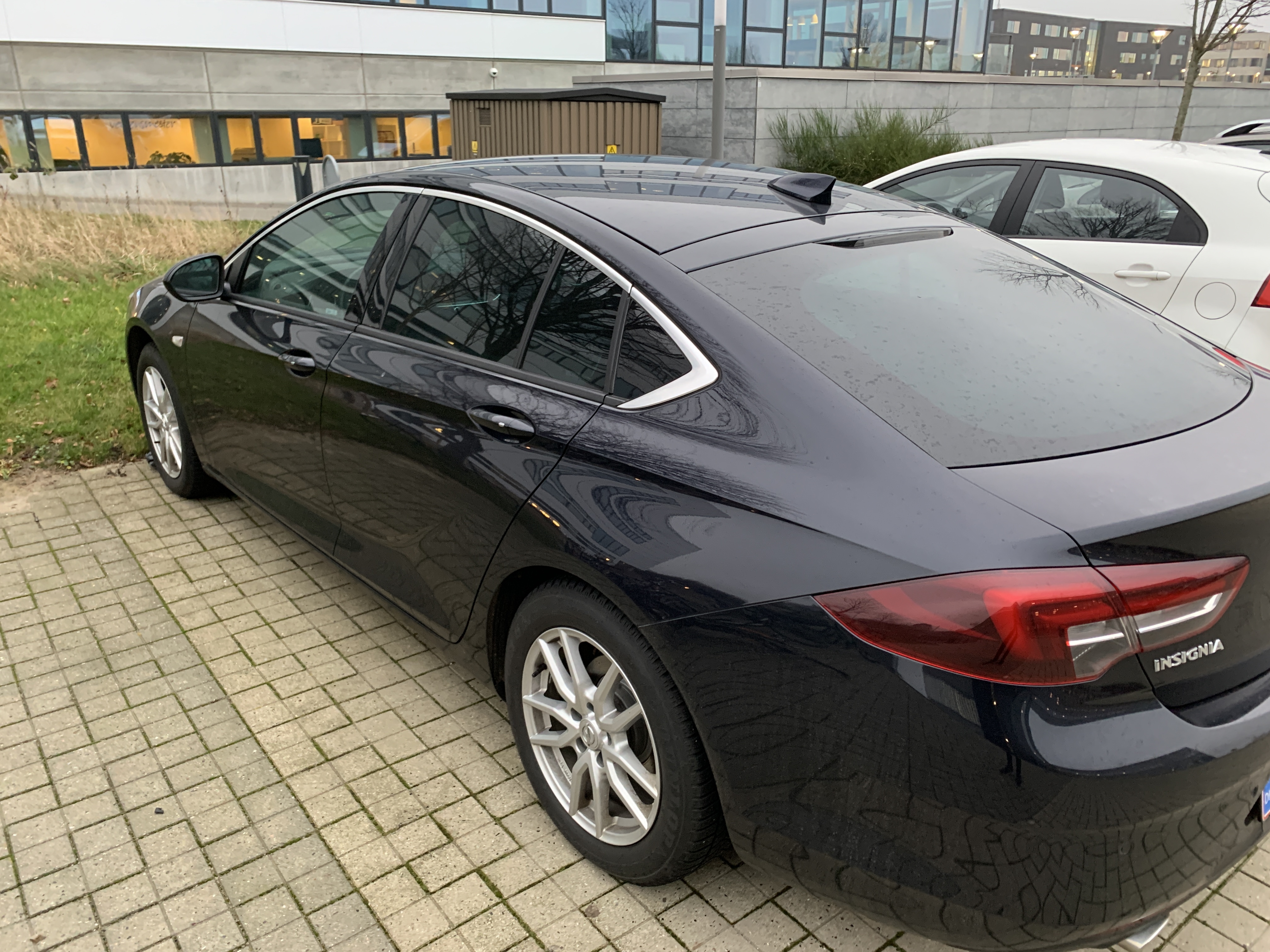 Blå Opel Insignia fra 2018