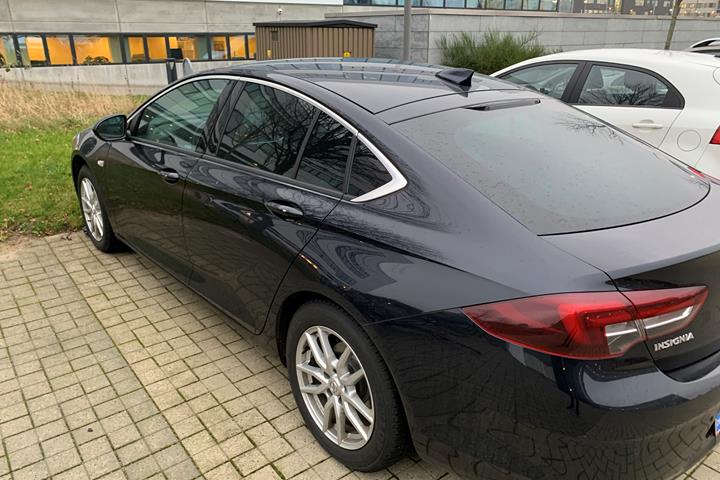 Blå Opel Insignia fra 2018