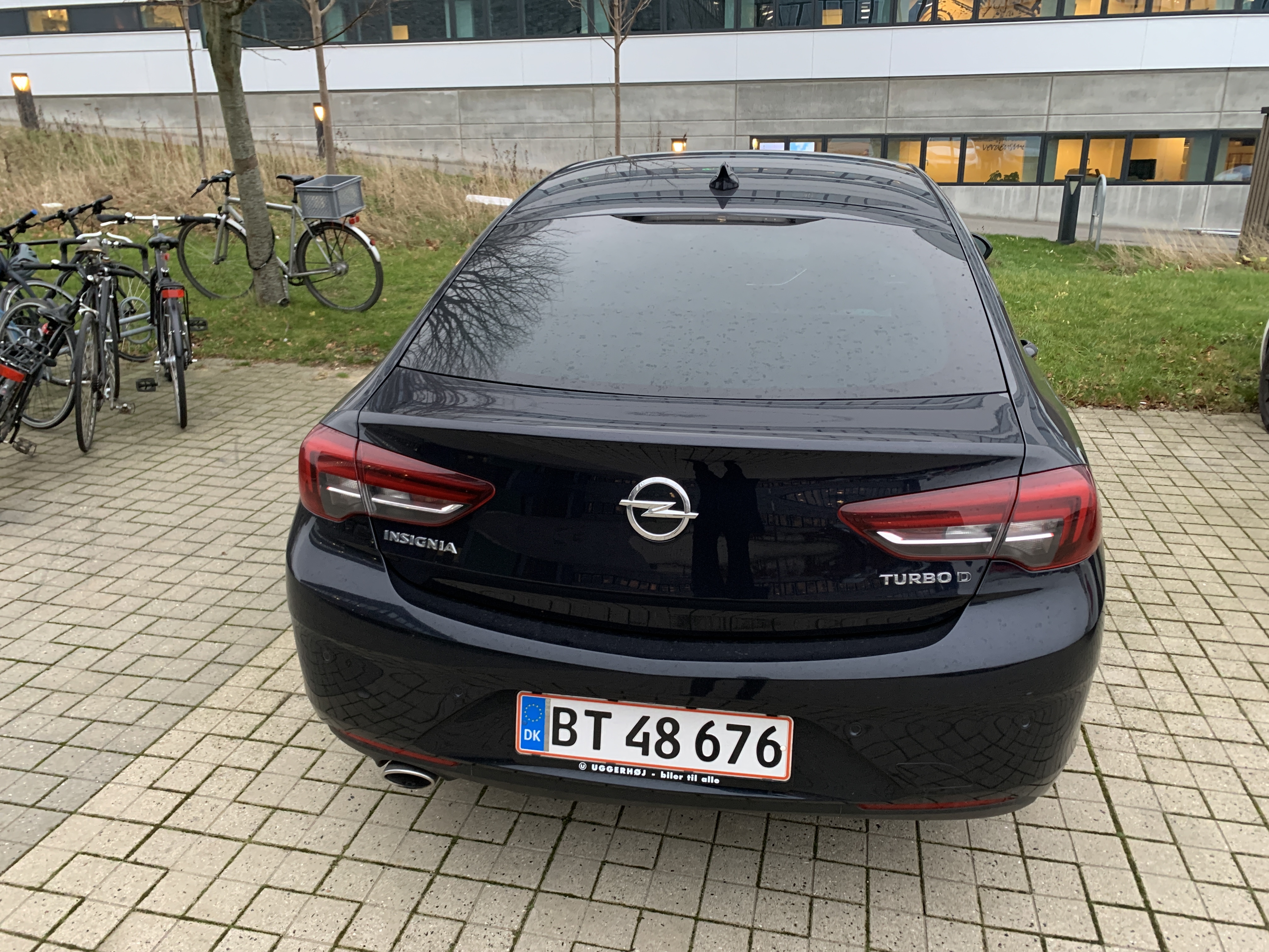 Blå Opel Insignia fra 2018