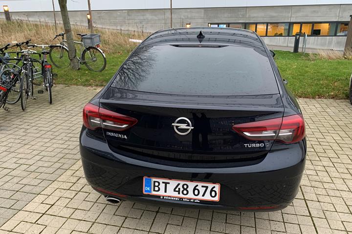 Blå Opel Insignia fra 2018