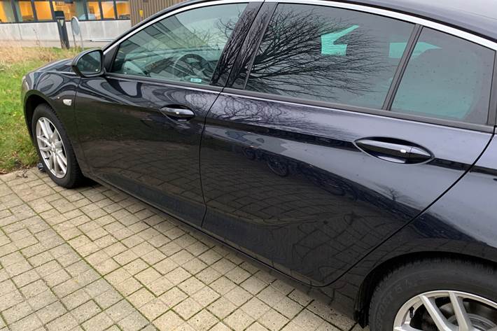 Blå Opel Insignia fra 2018