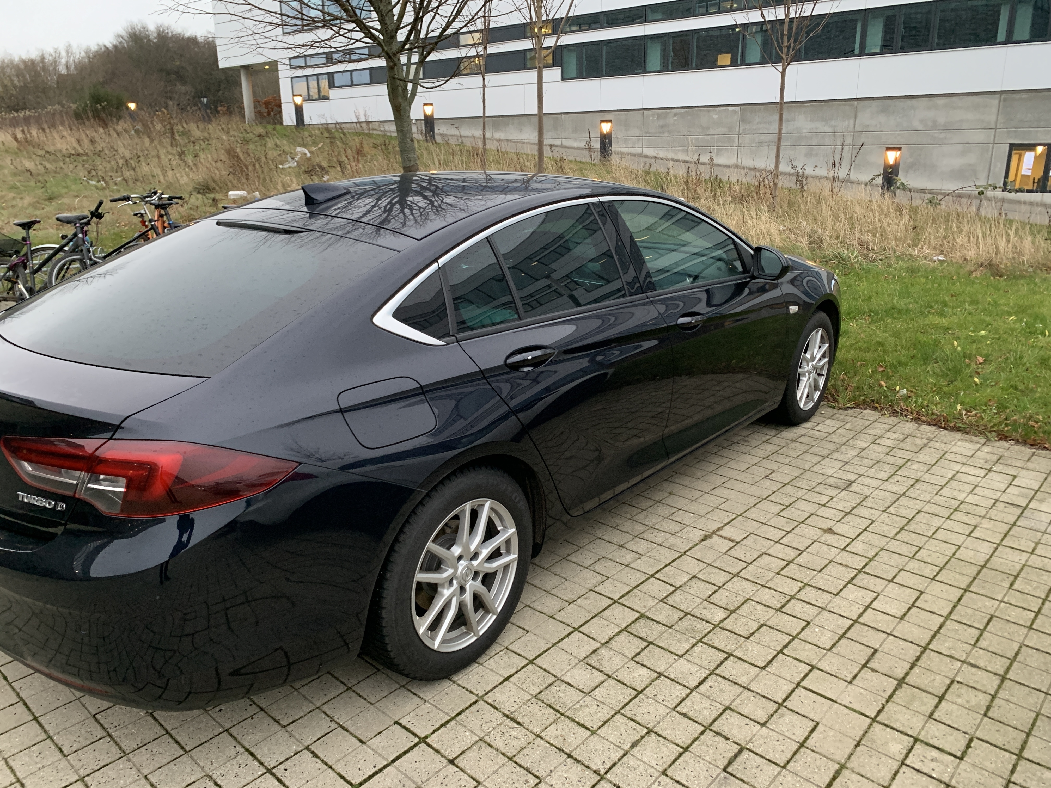 Blå Opel Insignia fra 2018