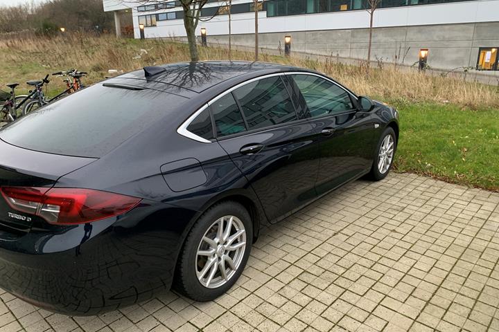Blå Opel Insignia fra 2018