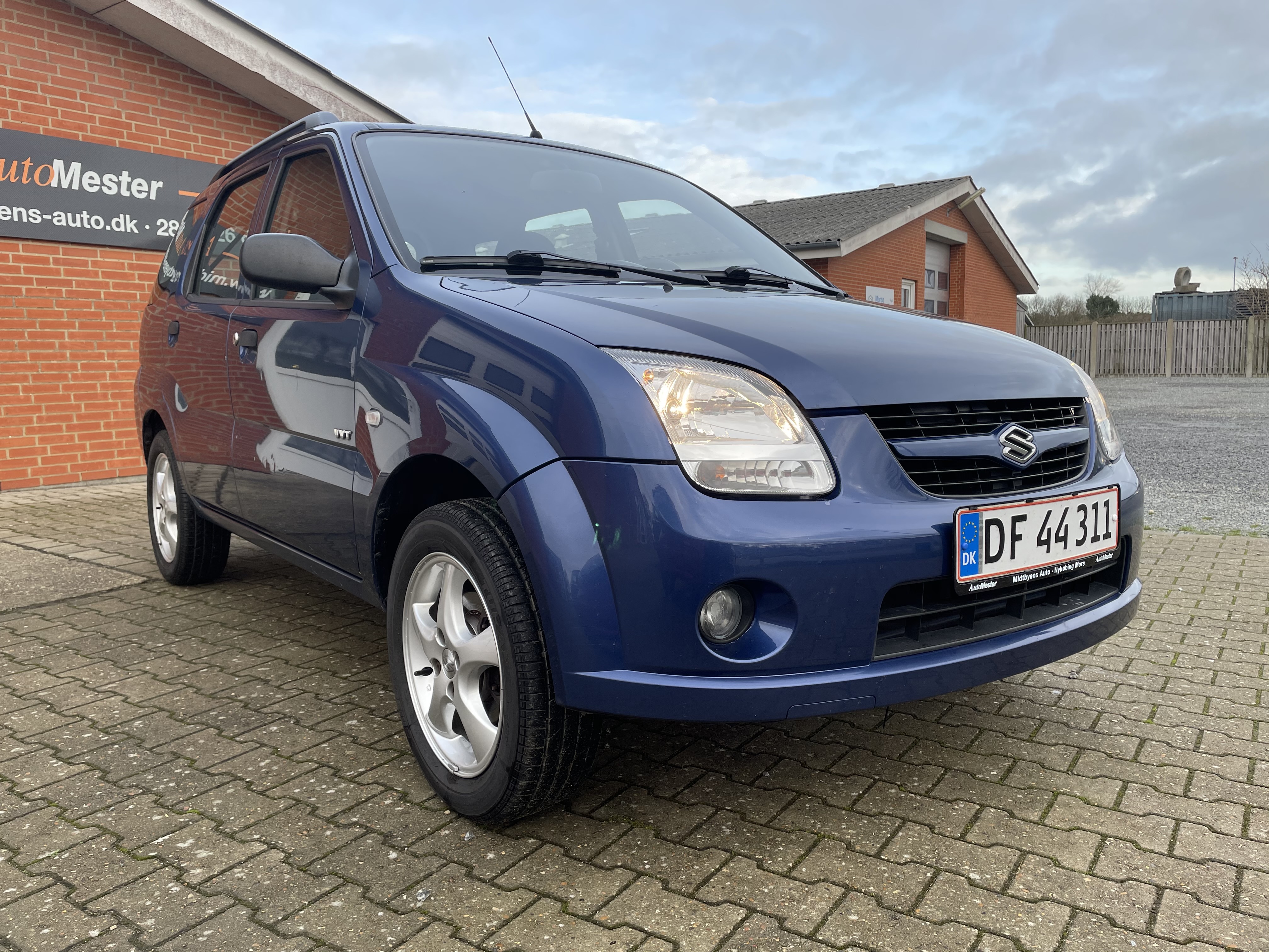 Blå Suzuki Ignis fra 2005
