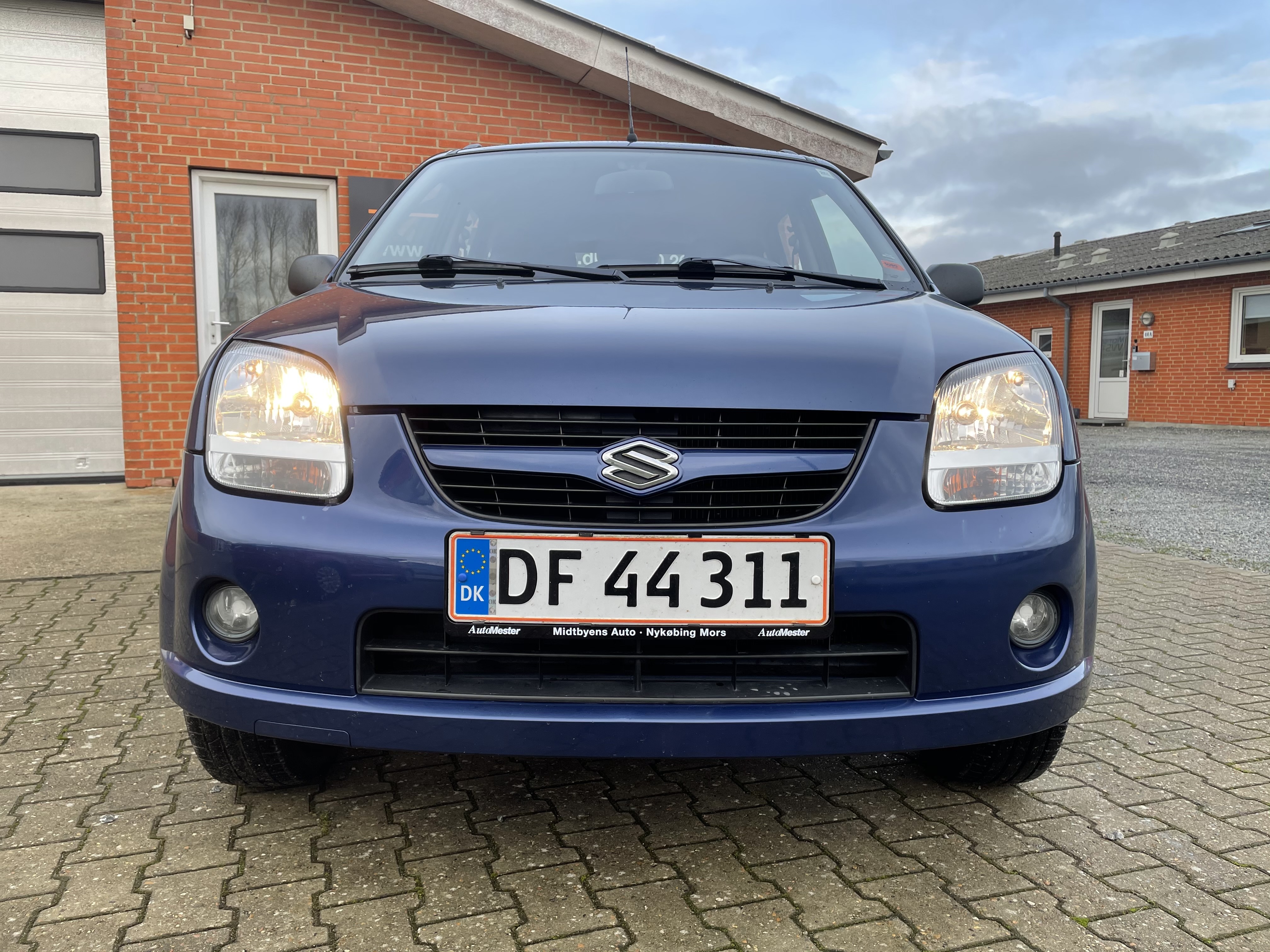Blå Suzuki Ignis fra 2005