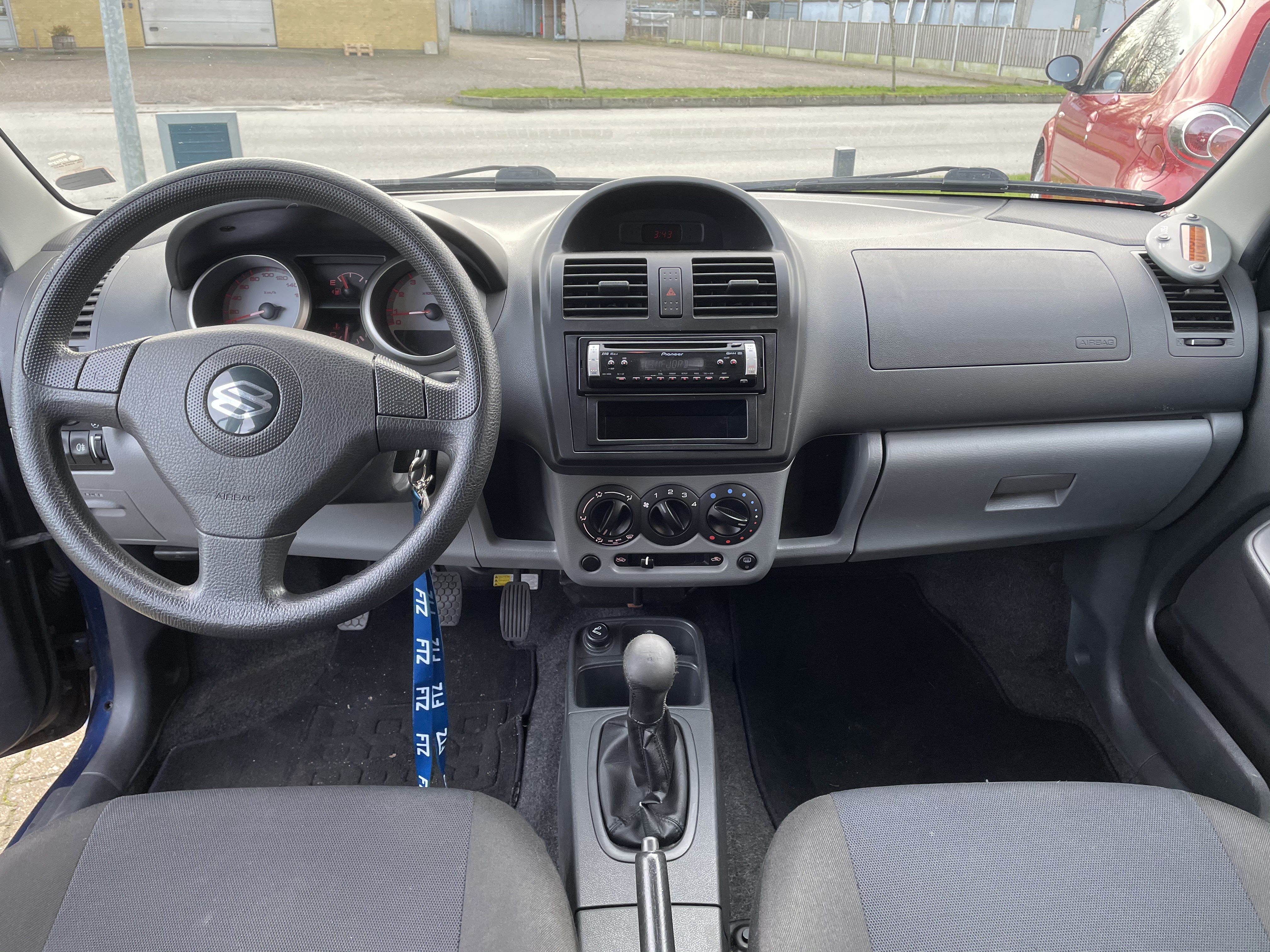 Blå Suzuki Ignis fra 2005