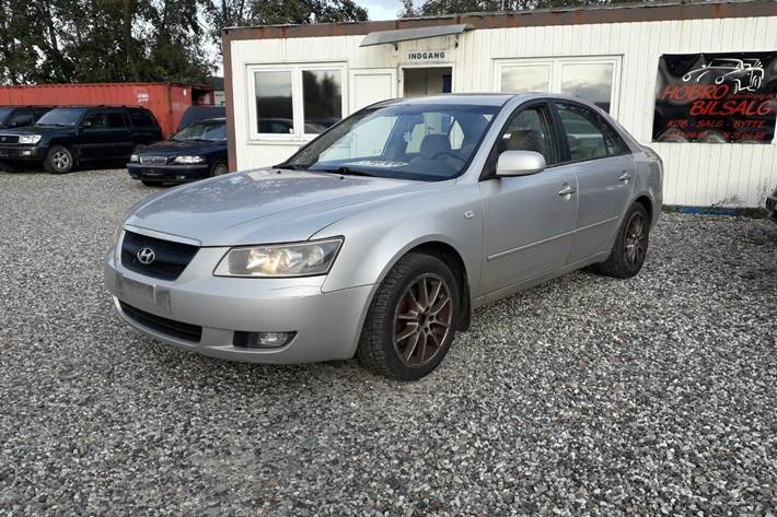 Grå Hyundai Sonata fra 2005