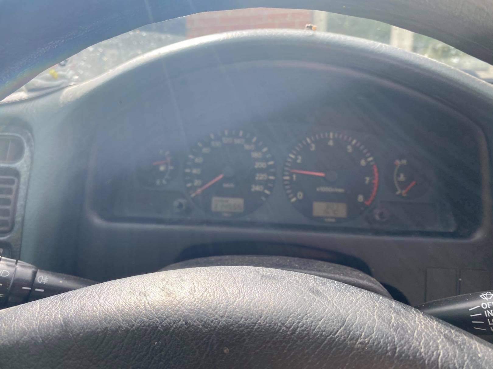 Grøn Toyota Avensis fra 2000