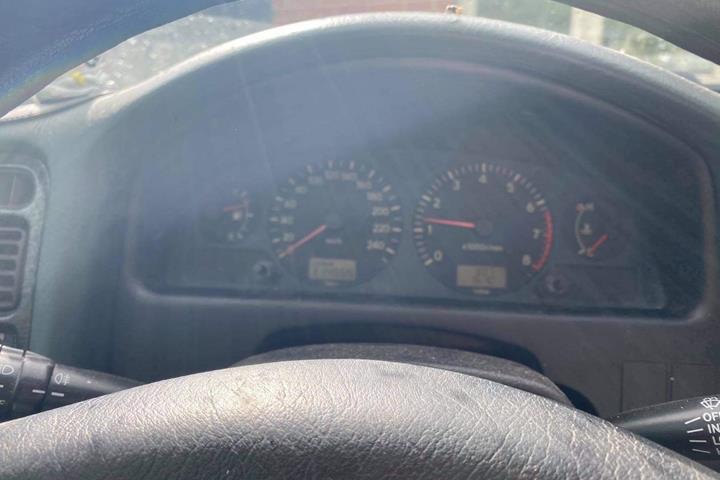 Grøn Toyota Avensis fra 2000