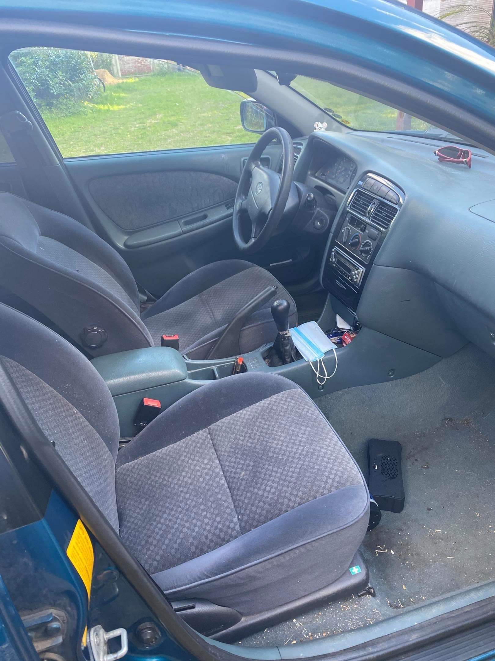 Grøn Toyota Avensis fra 2000