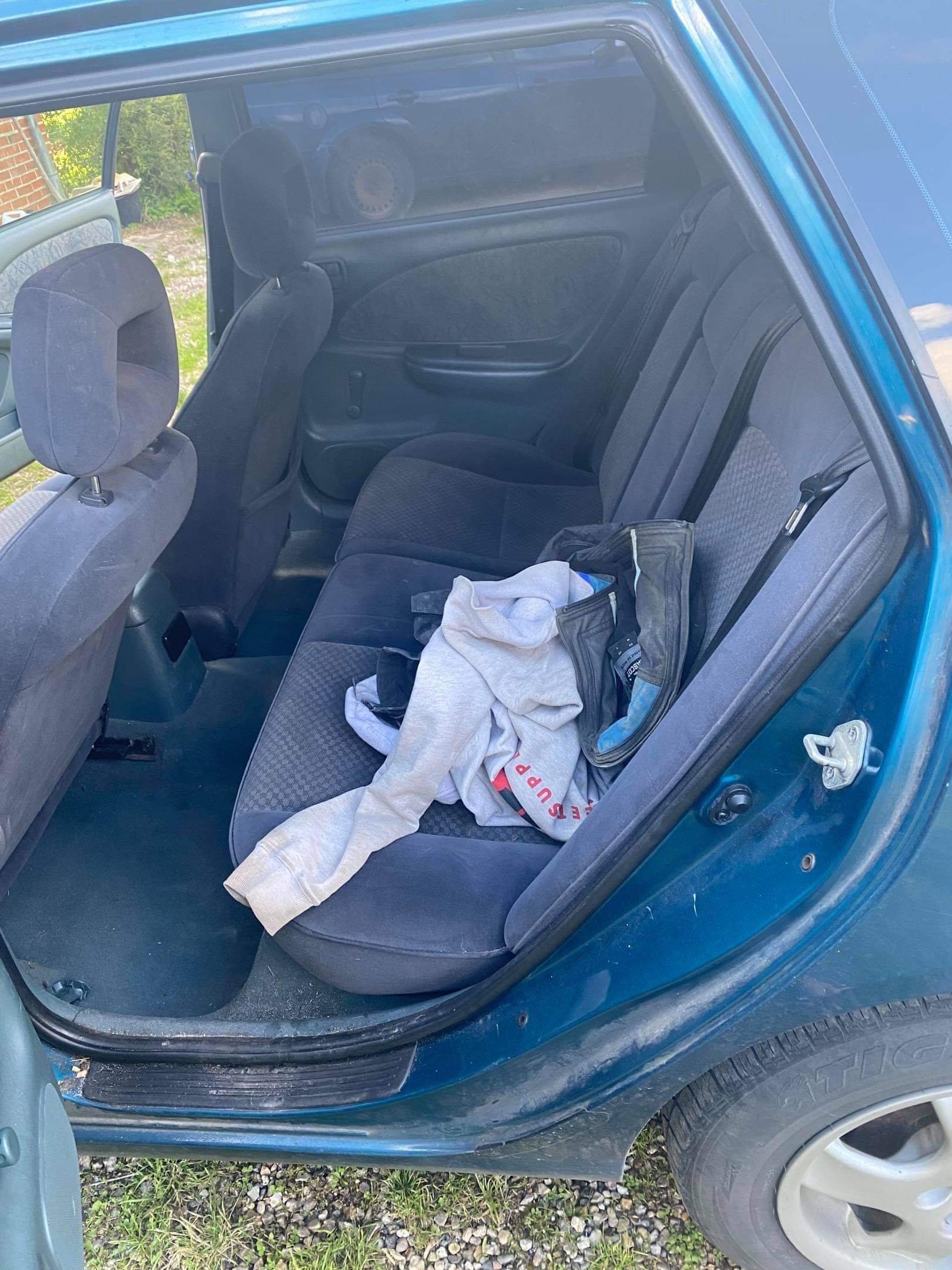 Grøn Toyota Avensis fra 2000