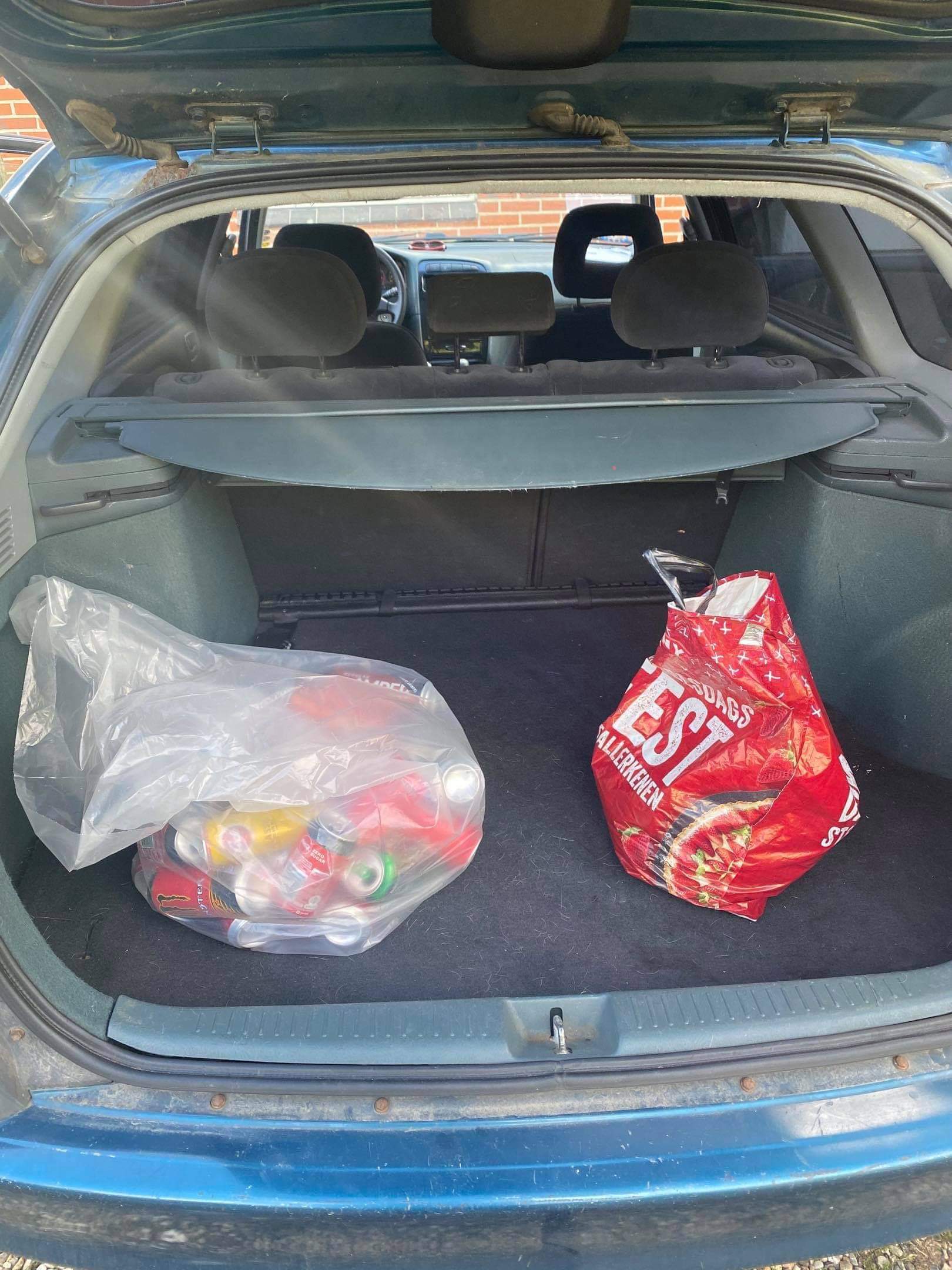 Grøn Toyota Avensis fra 2000