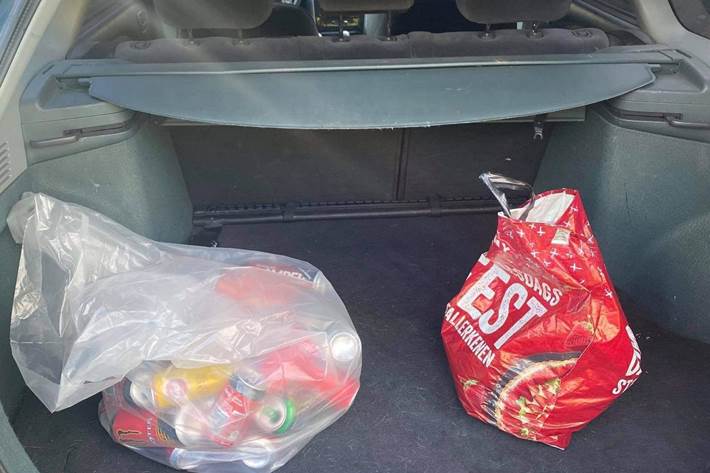 Grøn Toyota Avensis fra 2000