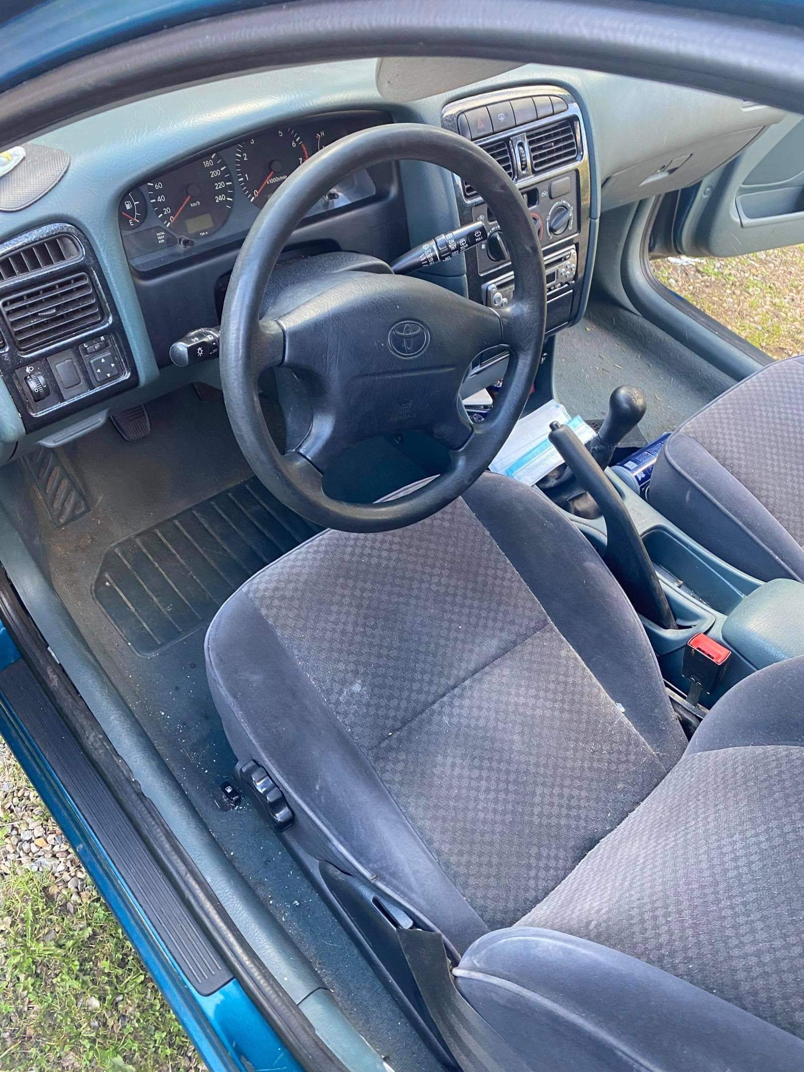 Grøn Toyota Avensis fra 2000