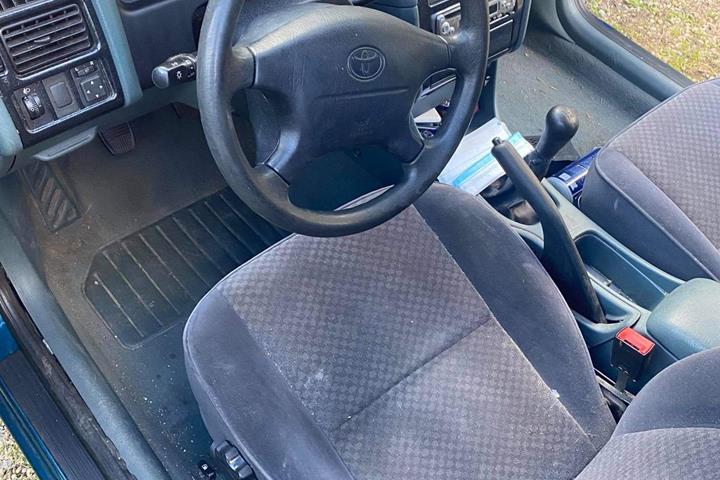 Grøn Toyota Avensis fra 2000