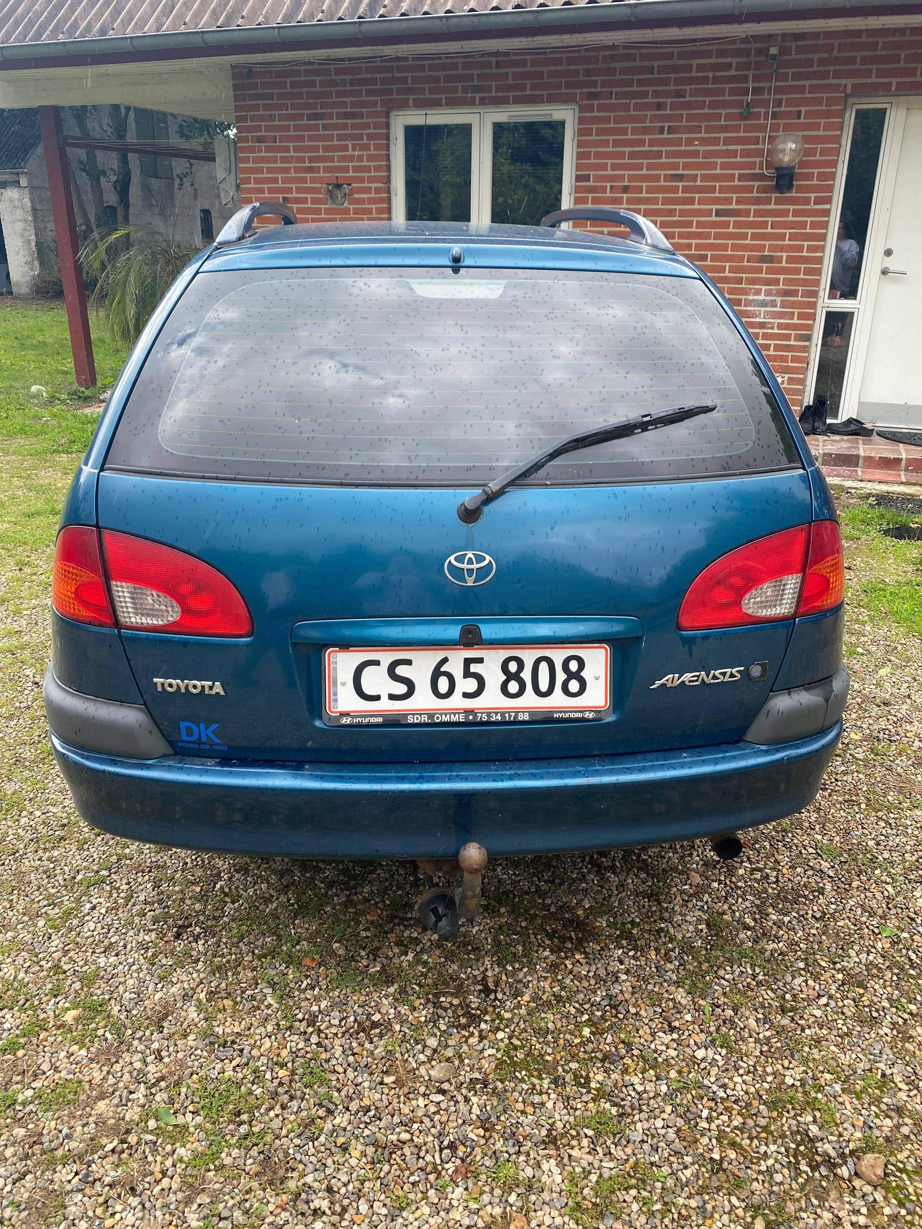 Grøn Toyota Avensis fra 2000