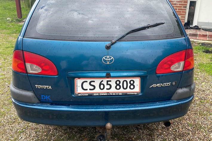Grøn Toyota Avensis fra 2000