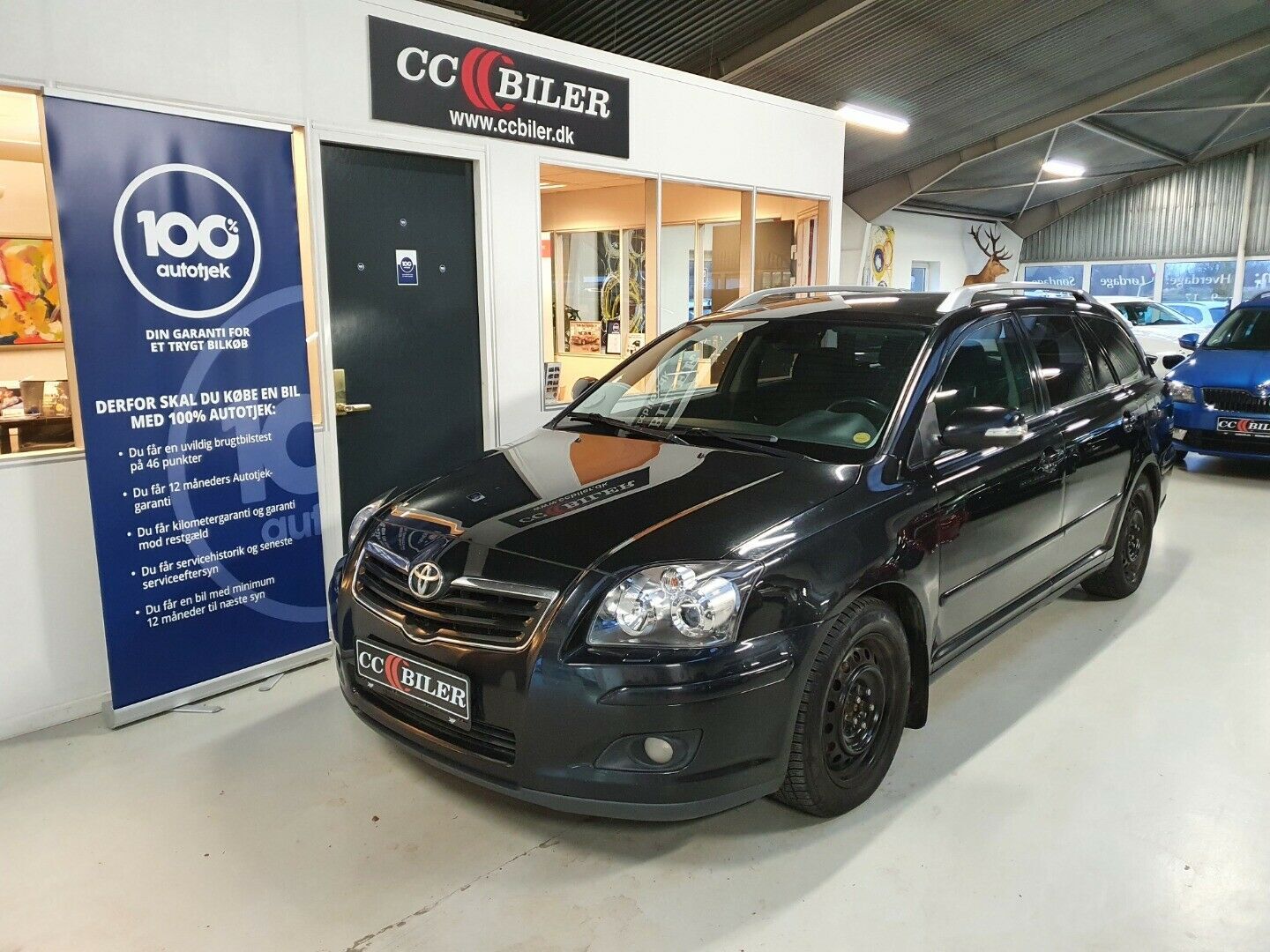 Grå Toyota Avensis fra 2007