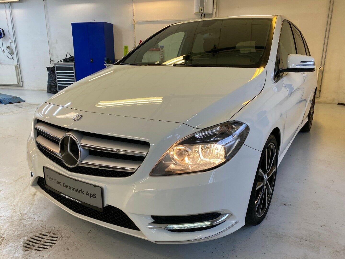 Hvid Mercedes B180 fra 2012