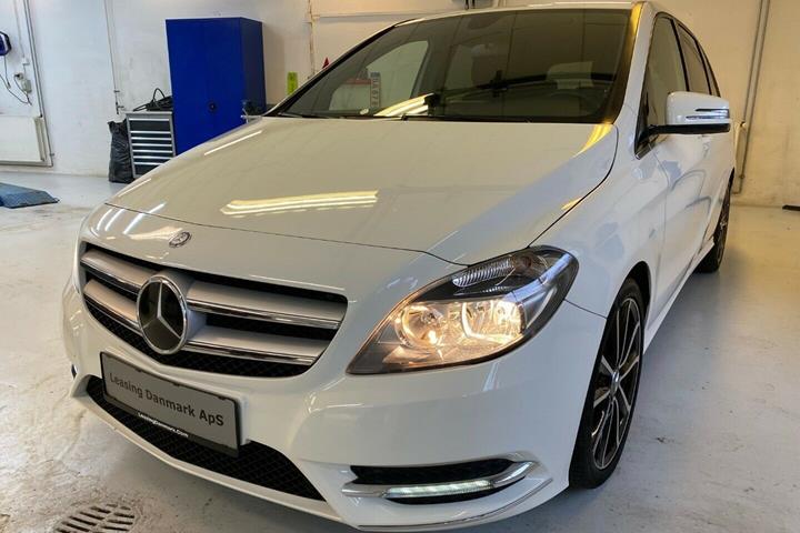 Hvid Mercedes B180 fra 2012