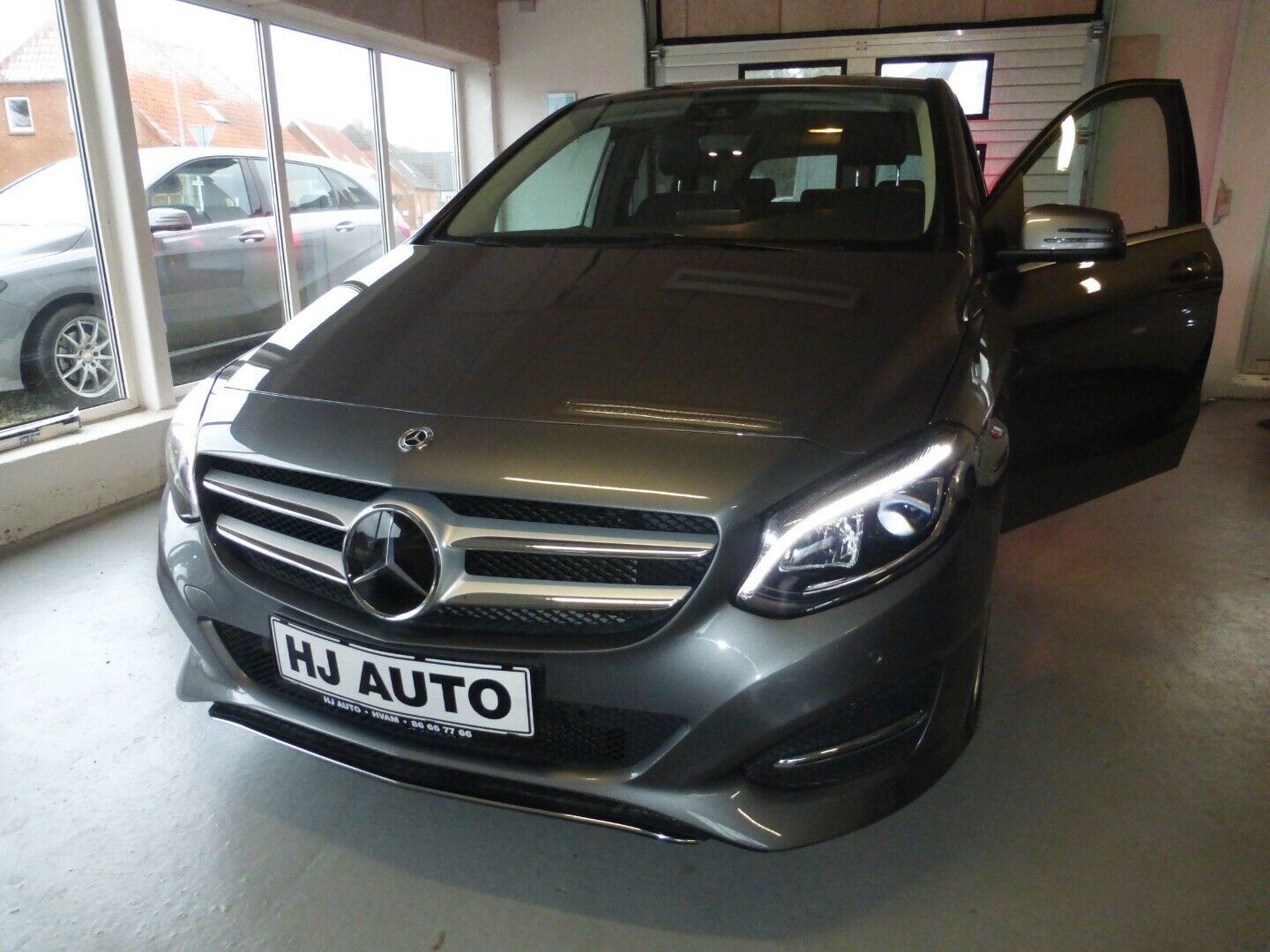 Grå Mercedes B220 d fra 2017
