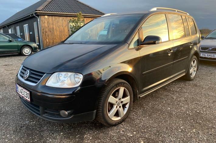 Grå VW Touran fra 2006