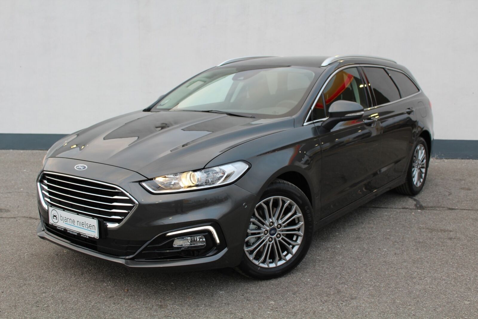Grå Ford Mondeo fra 2021