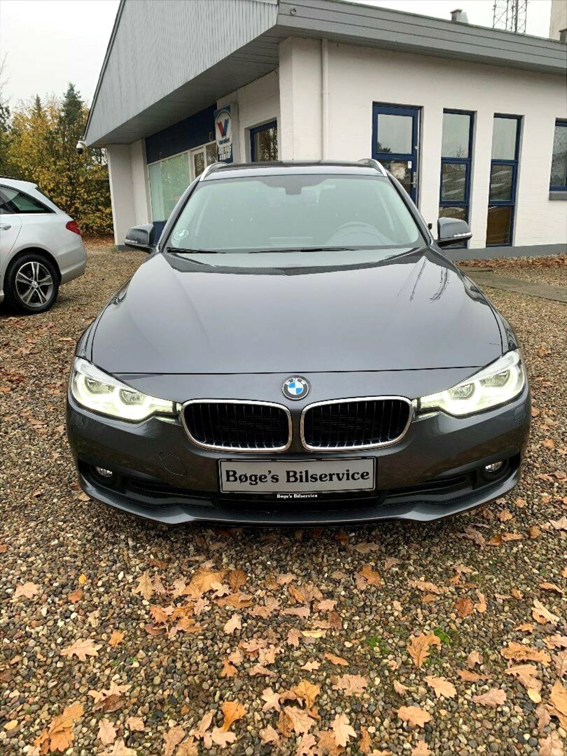 Grå BMW 320d fra 2018