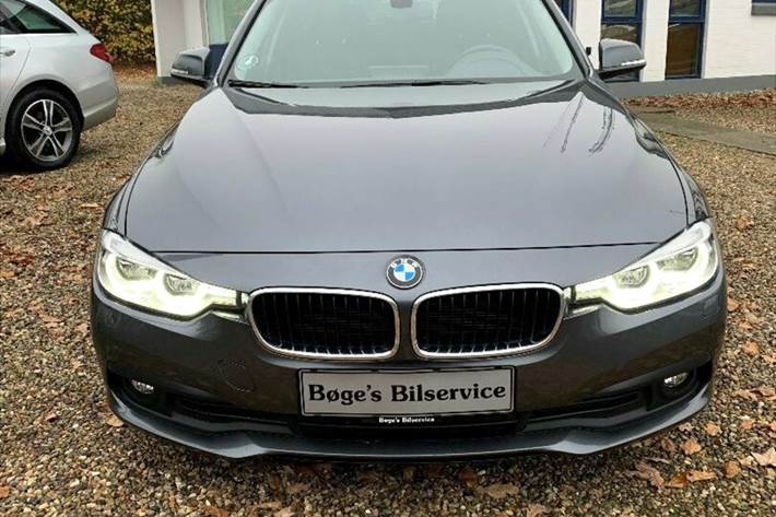 Grå BMW 320d fra 2018