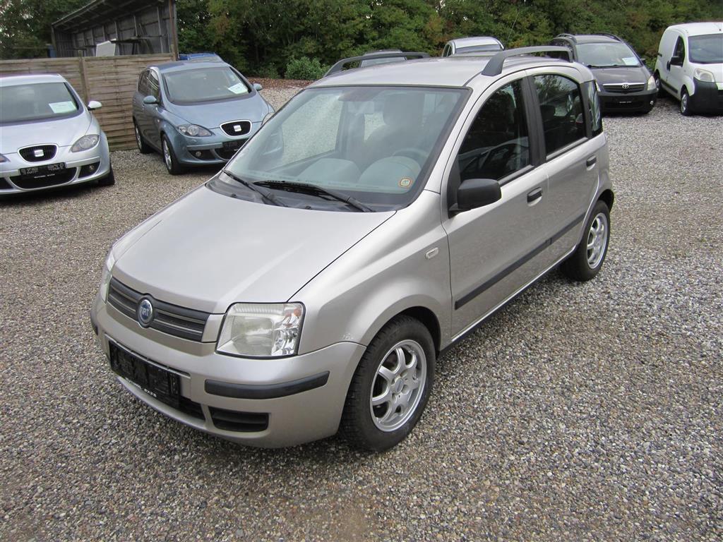 Sølv Fiat Panda fra 2004