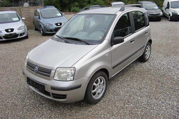 Sølv Fiat Panda fra 2004