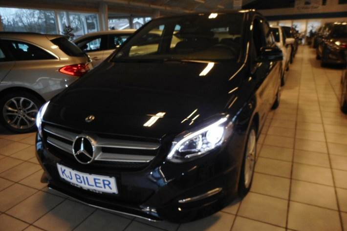 Blå Mercedes B200 d fra 2017