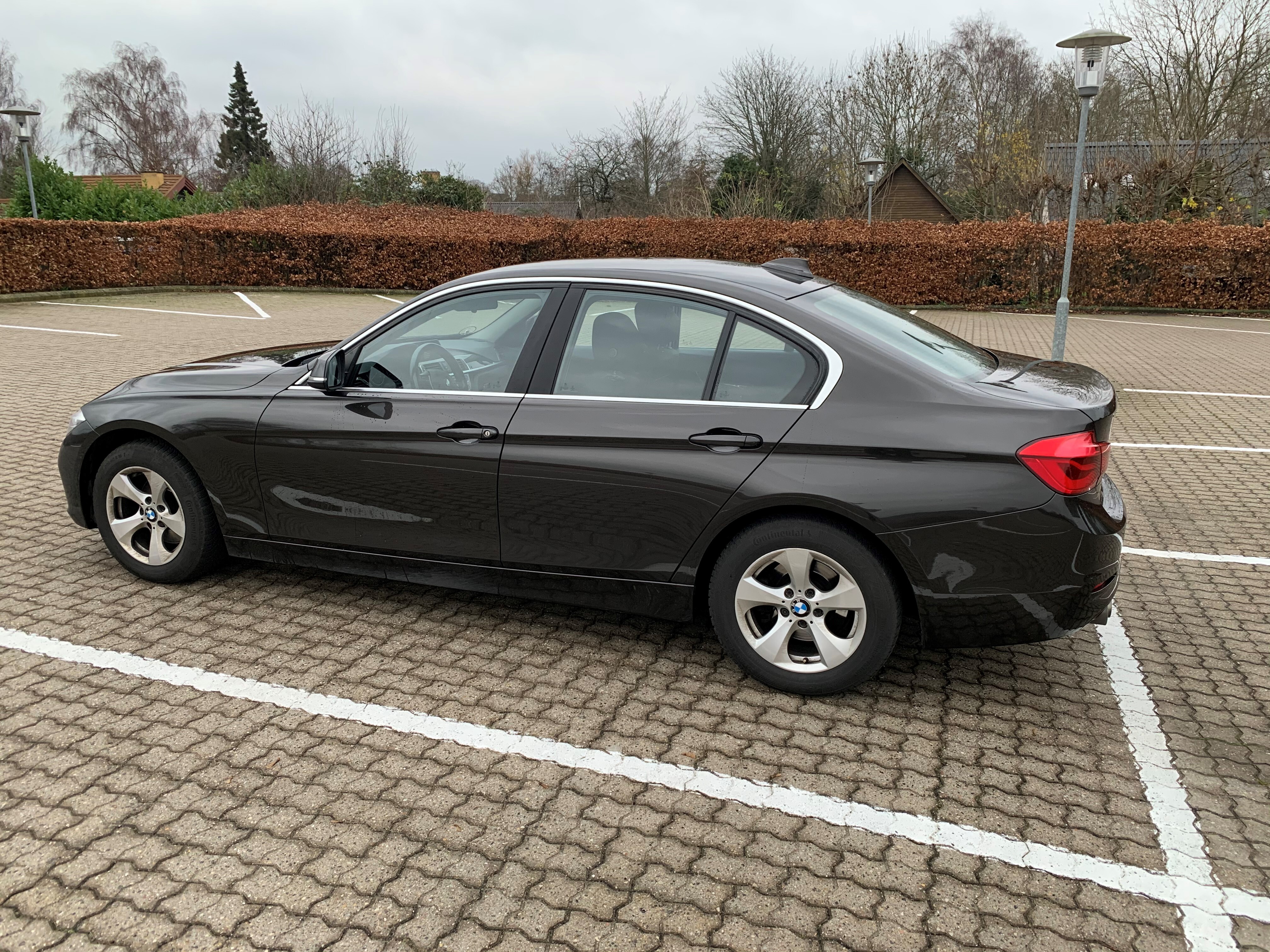 Brun BMW 320d fra 2016