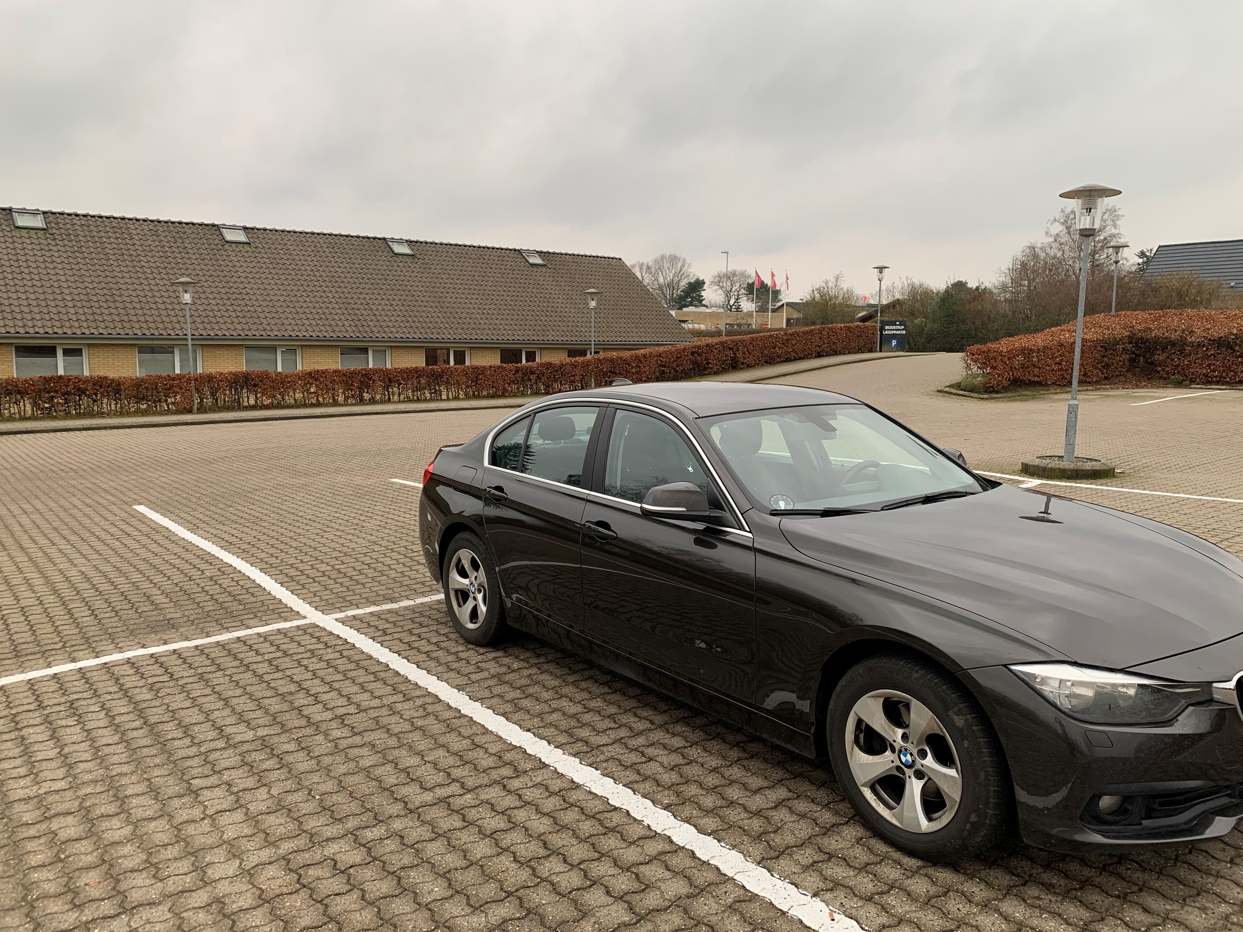 Brun BMW 320d fra 2016