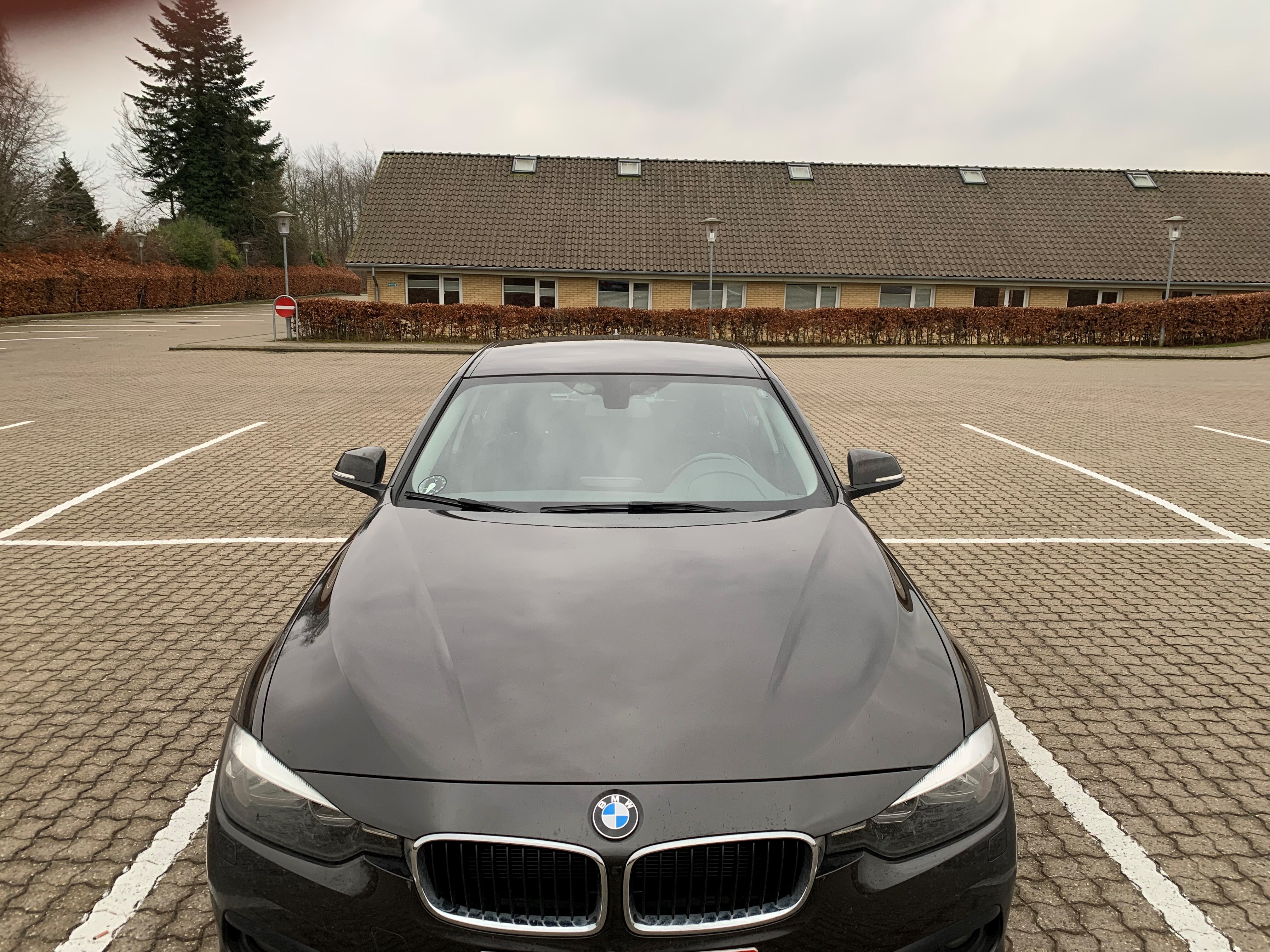 Brun BMW 320d fra 2016