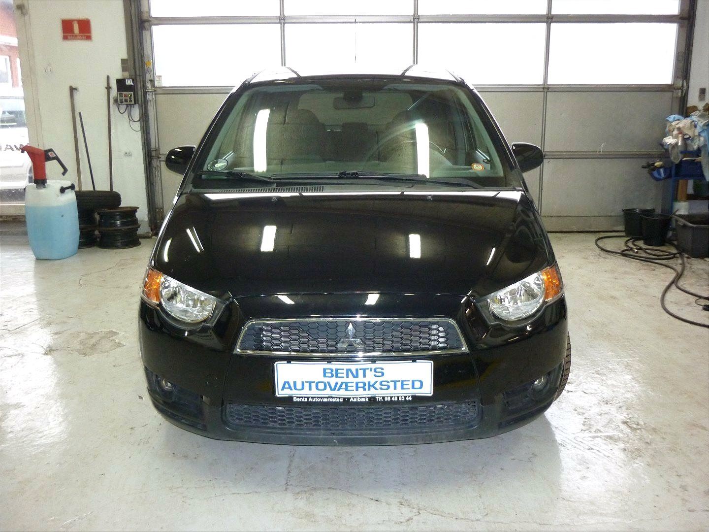 Sort Mitsubishi Colt fra 2012