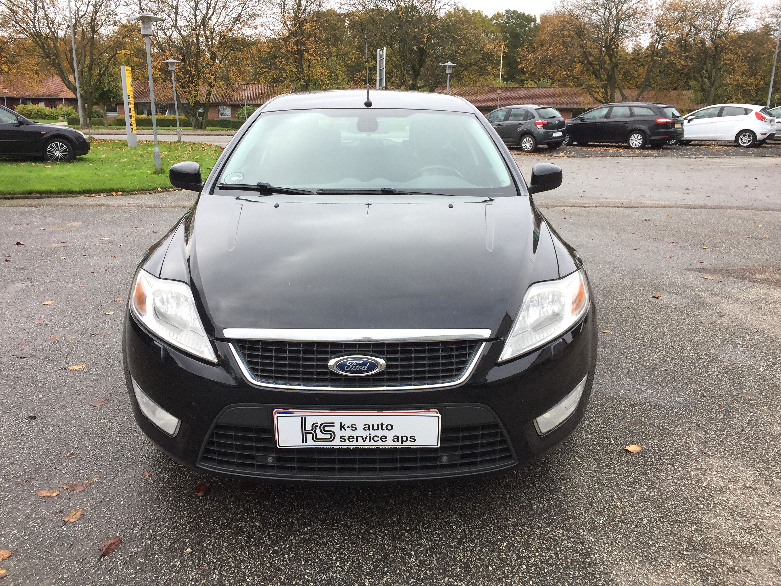 Sort Ford Mondeo fra 2010