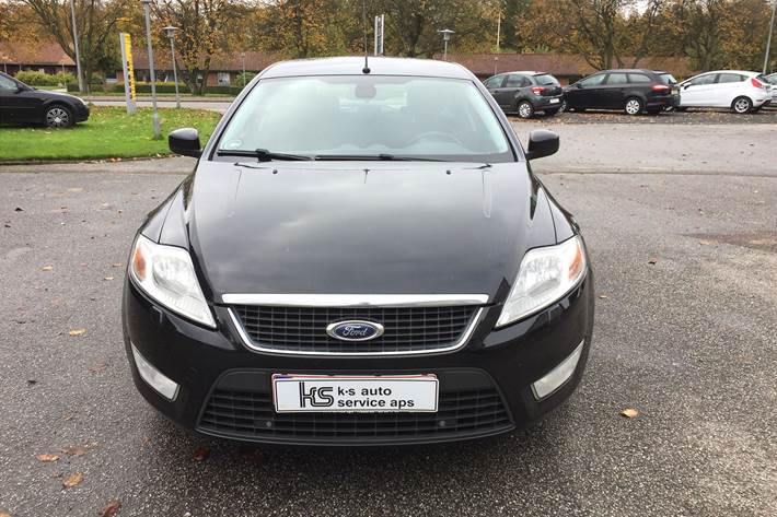 Sort Ford Mondeo fra 2010