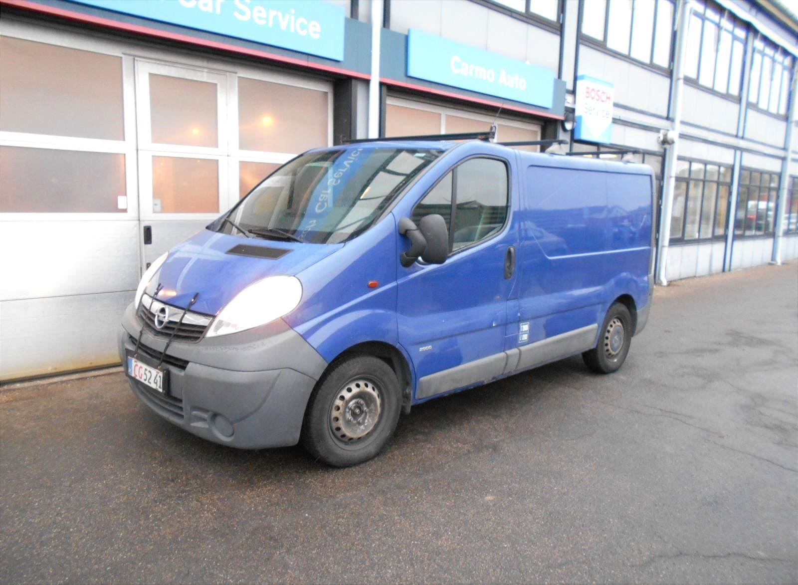 Blå Opel Vivaro fra 2008