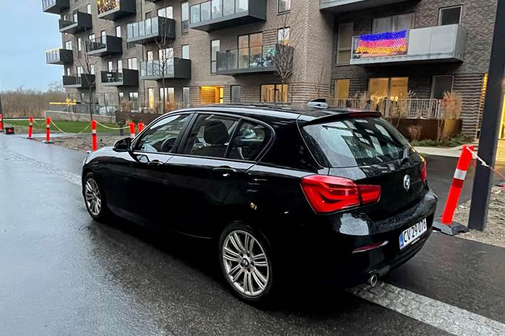 Sort BMW 118d fra 2017