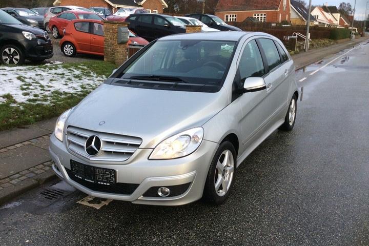 Grå Mercedes B200 fra 2011