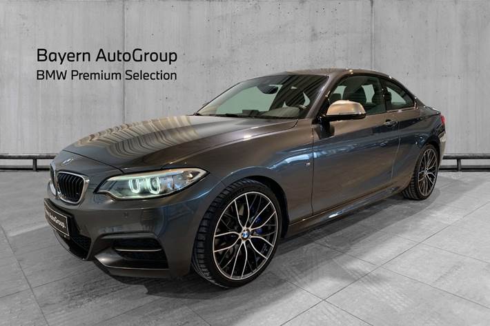 Grå BMW M240i fra 2017